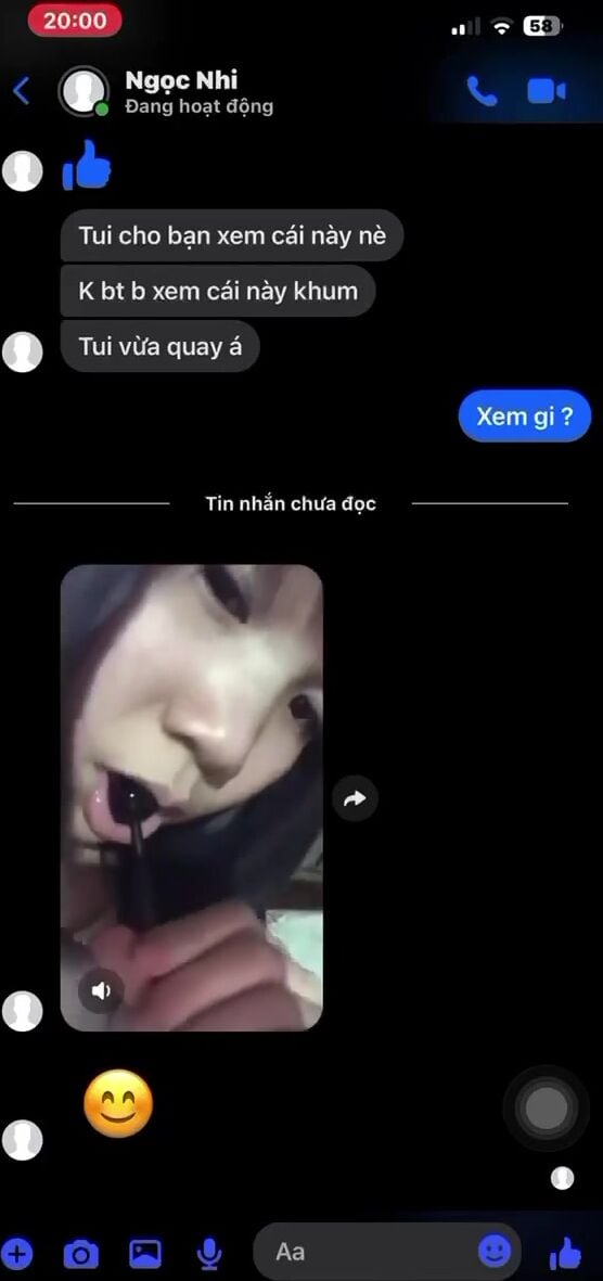 Bé Nhi Đút kẹo mút vào lồn